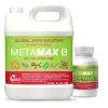 „Zwei Behälter mit dem Flüssigdünger METAMAX B aus der BIO SOLUTION LINE von GLOBAL AGRO SOLUTION – ein großer weißer Kanister mit Griff und eine kleinere Flasche, beide mit grünem Etikett und Illustrationen von Mikroorganismen