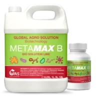 „Zwei Behälter mit dem Flüssigdünger METAMAX B aus der BIO SOLUTION LINE von GLOBAL AGRO SOLUTION – ein großer weißer Kanister mit Griff und eine kleinere Flasche, beide mit grünem Etikett und Illustrationen von Mikroorganismen