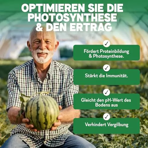 Älterer Landwirt mit Melone in der Hand, sitzt auf einem Feld. Text im Bild: „Optimieren Sie die Photosynthese & den Ertrag“ mit Vorteilen wie Proteinbildung, Immunität, pH-Ausgleich und Verhinderung von Vergilbung.